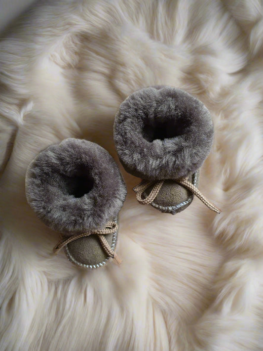 Cozy Shearling-Lined Baby Booties – Soft Suede (0–6 Months)