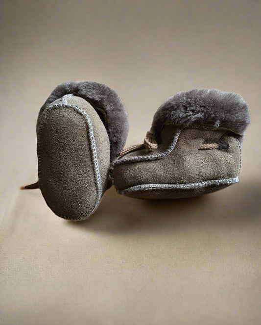 Cozy Shearling-Lined Baby Booties – Soft Suede (0–6 Months)