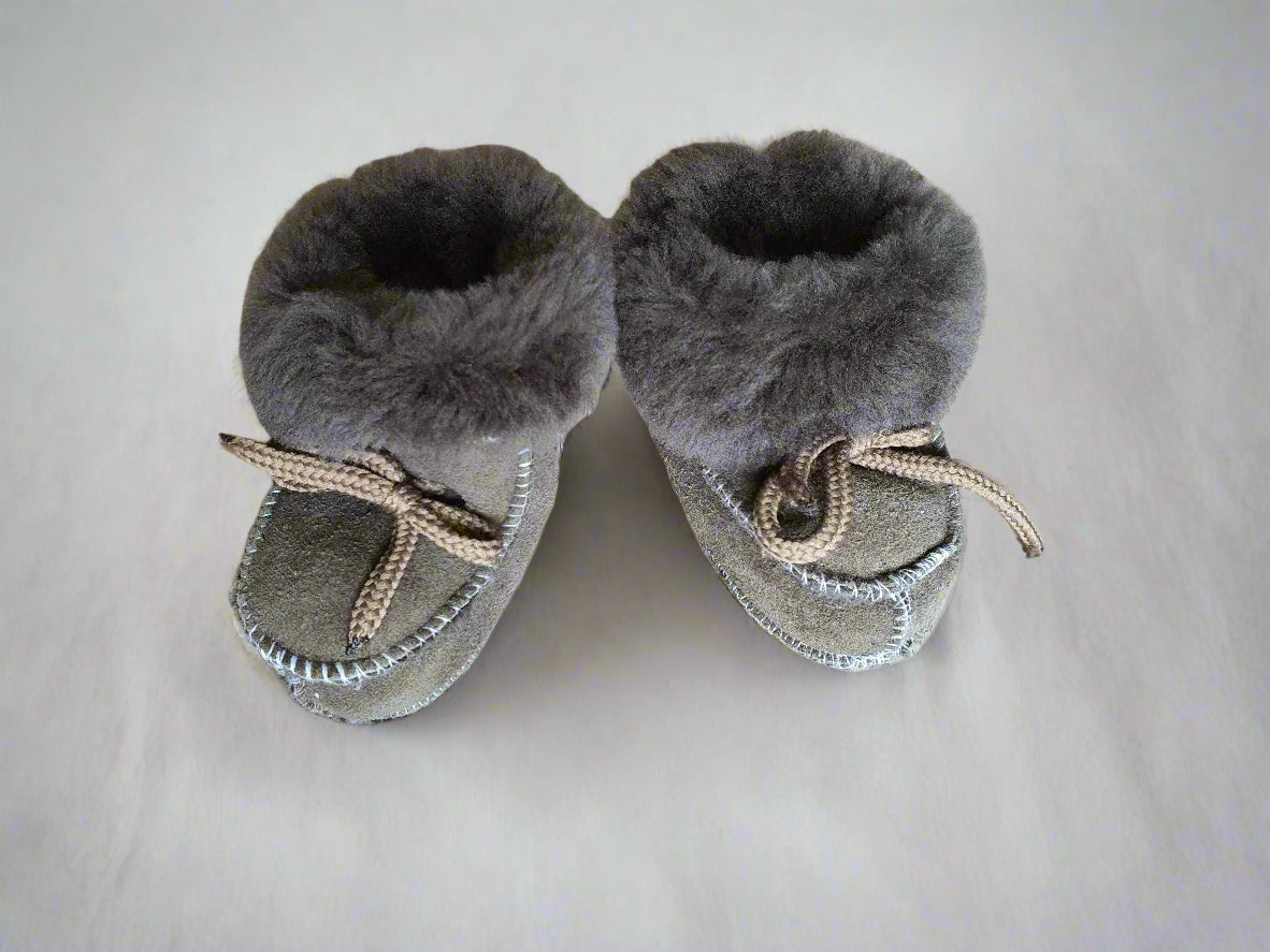 Cozy Shearling-Lined Baby Booties – Soft Suede (0–6 Months)
